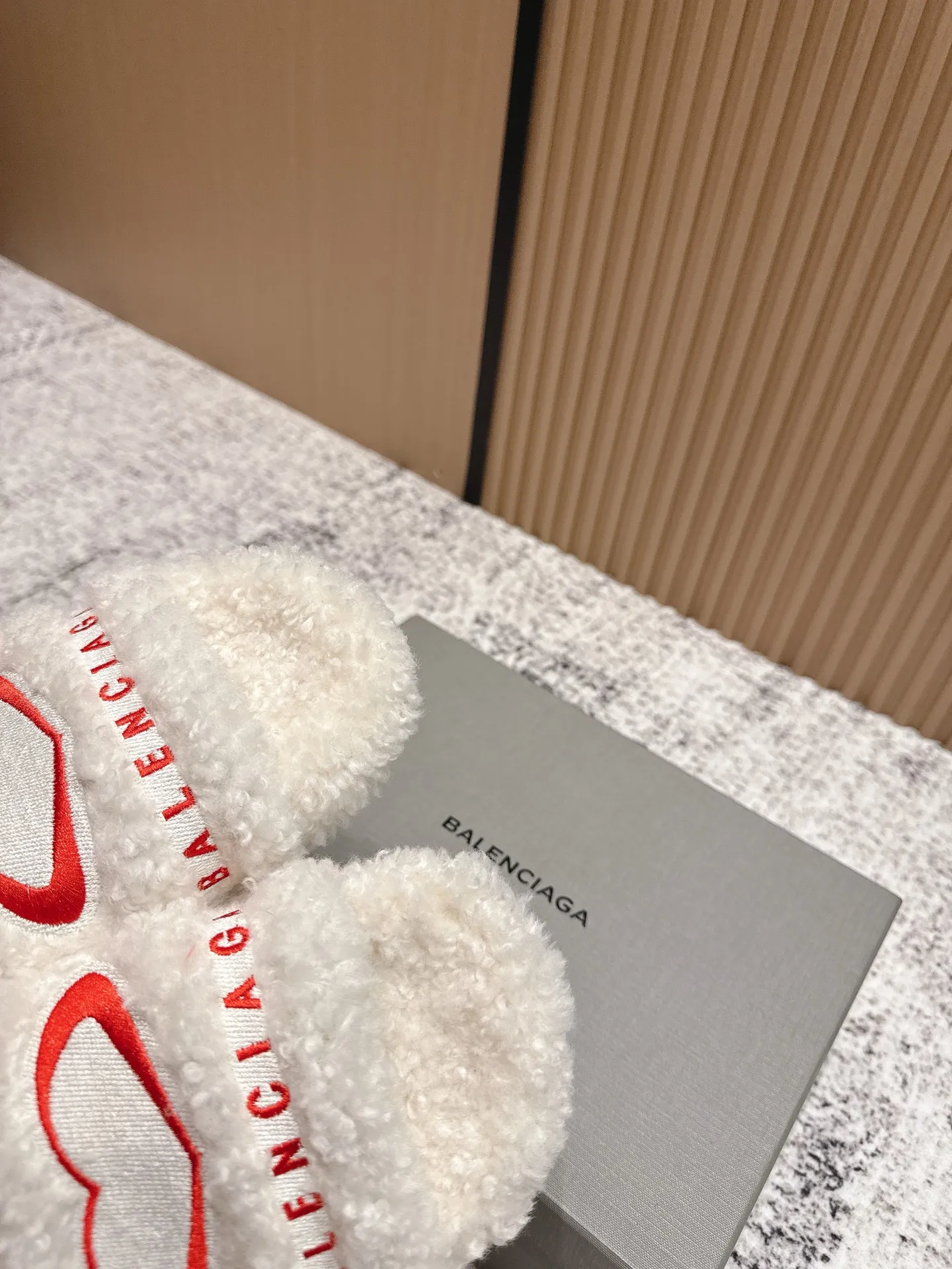 Factory direct sales p380🐘🐘Women's shoes, women's clothing, top version BALENCIAGA ~ Balenciaga fur slippers with new Balenciaga political Campaign logo embroidery! A favorite among European and American celebrities, celebrities, and internet celebrities, the upper is exquisite, hand-sewn and threaded, fluffy and soft against the skin.  This can be worn all year round! Wear it with socks in spring, autumn and winter, or wear it alone in summer. It looks good and is comfortable. The upper is wide, showing your feet and calves, and stepping into it is like bare feet on a carpet. It really matches, wears, and looks so good. When you put it on, it looks casual and simple fashion. It has a high-end feel and is invincible when you go out on the street! Size: 35-40